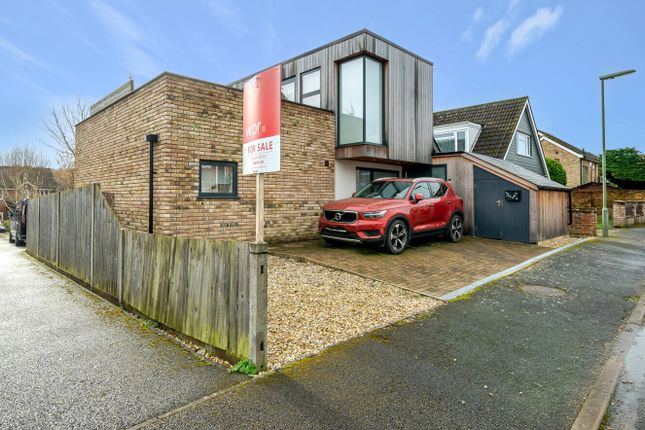 3-bed detached on 29, Llanaway Close, Surrey, £550,000