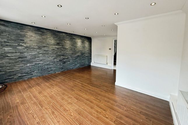 2, Galloway Close, Broxbourne photo 3