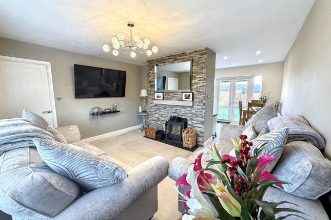7 Croft Way, Weedon, Northamptonshire photo 2