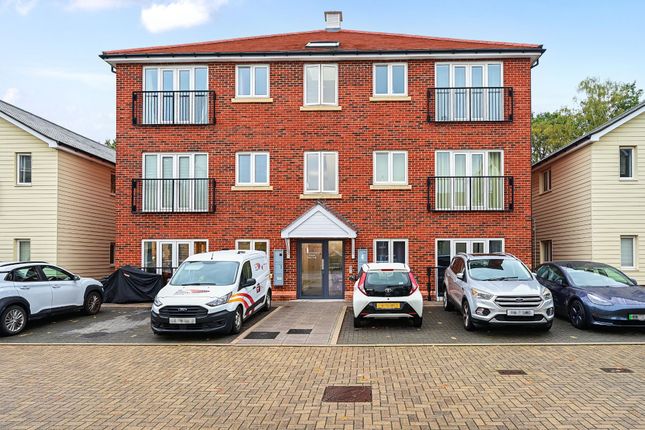 2-bed flat on Woodland Glade, Mytchett, £139,500