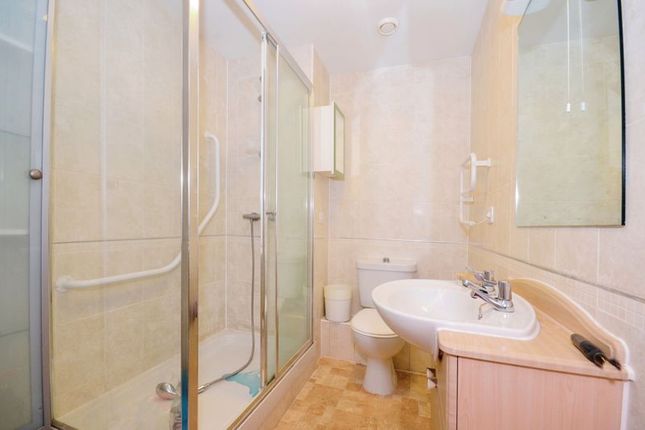 Flat for sale in Nanterre Court, Watford