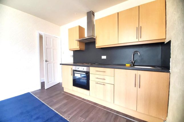 4, Hall Avenue, Huddersfield photo 4