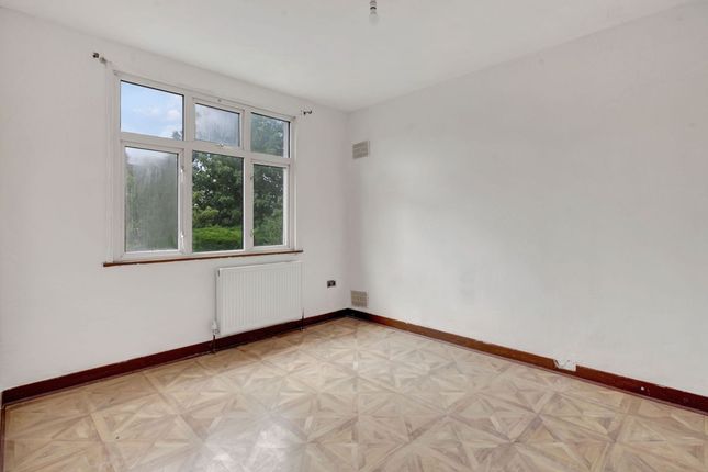 81 Rochester Drive, Westcliff-On-Sea photo 4