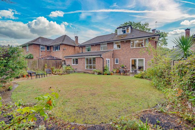 2 Doric Close, Hampshire photo 3