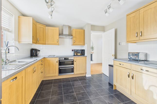 35 Fairford Leys Way, Aylesbury photo 2