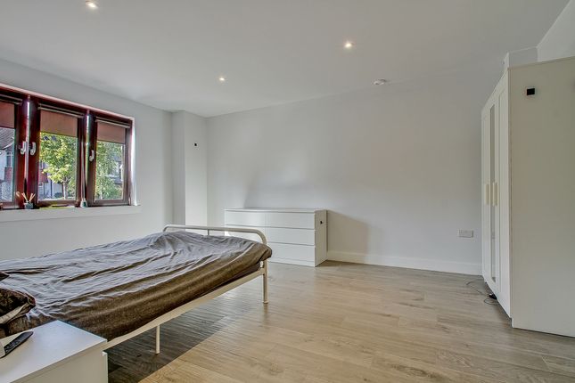 32, Ravenor Park Road, Greenford photo 2