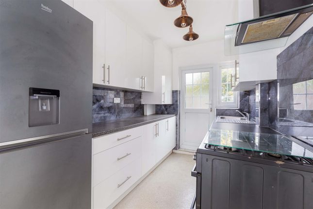 13, Cornwall Avenue, Slough photo 4