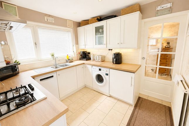 24, Maythorne Crescent, Bradford photo 3