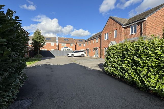 15 Lakelot Close, Willenhall photo 3