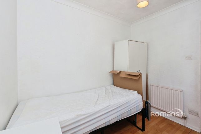 Room 5, 19, Stoke Hills, Surrey photo 2