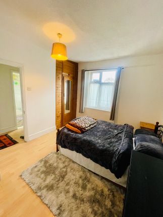 Duplex to rent in Essex Road, London