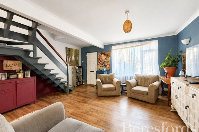 11, Frimley Avenue, Hornchurch photo 3