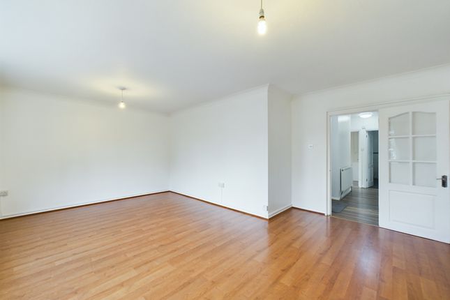 Warren Court, Ealing photo 2