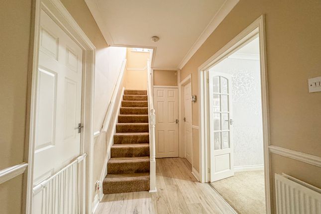 35, Hilltop Avenue, Hullbridge photo 4