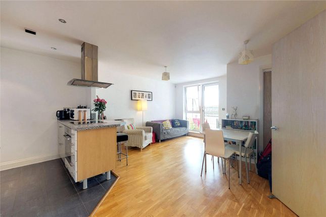 Flat for sale in Oyster Wharf, London