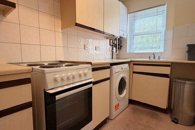 4 Waterslade, Elm Road, Redhill photo 2