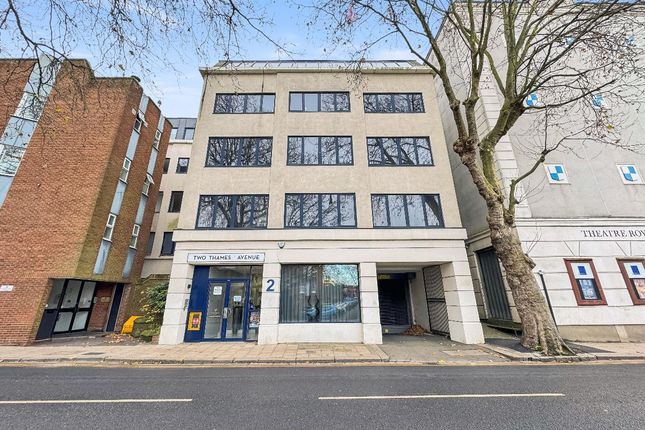 Thumbnail Flat for sale in Thames Avenue, Windsor