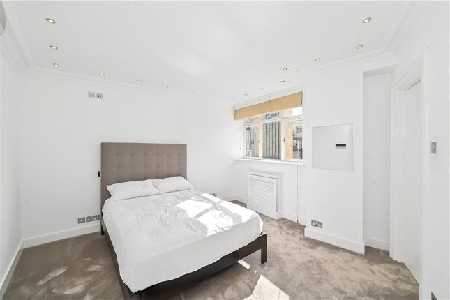 Flat for sale in Lowndes Street, London