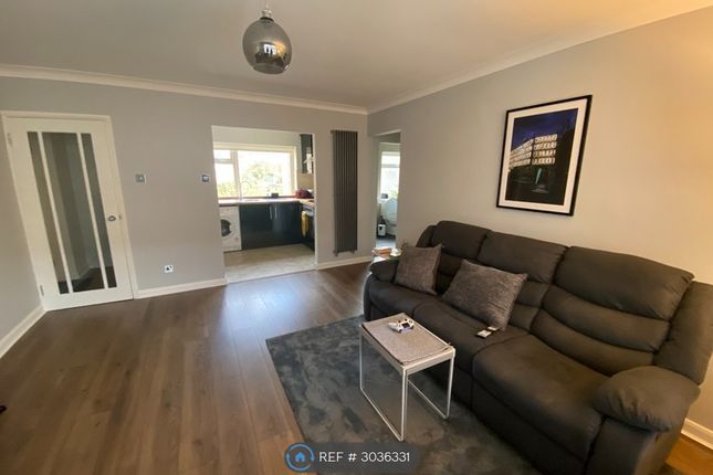 Flat, Denleigh Court Chase Road, London photo 3
