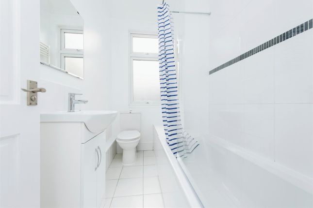 Flat for sale in Kingston Road, Teddington