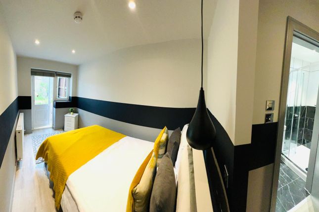 Room to rent in Dassett Road, London