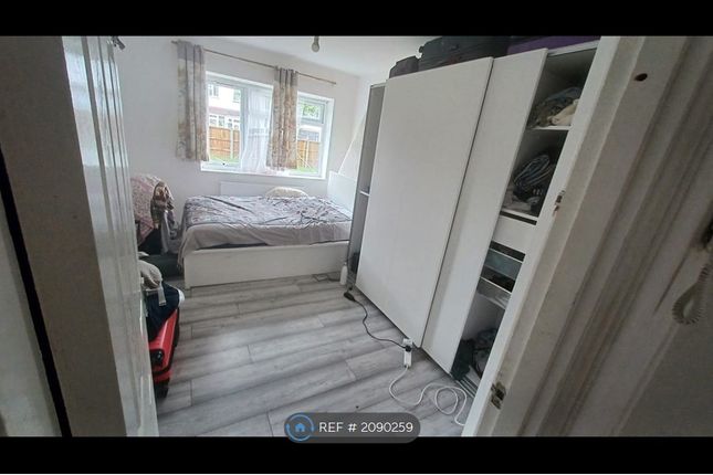 Room to rent in Poplar Way, Ilford