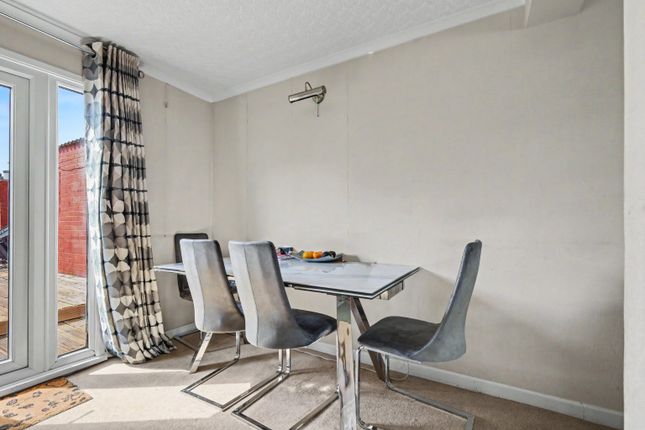 379 Great Knightleys, Basildon, Essex photo 4