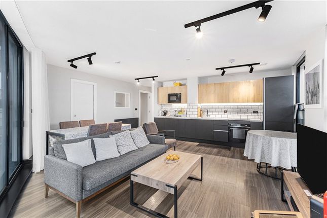 Flat for sale in Tower Bridge Road, London