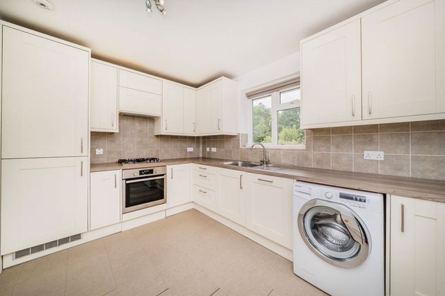 44, Kelvedon Close, Kingston Upon Thames photo 3