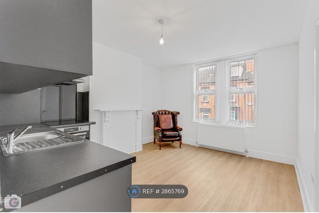 Flat   Sefton Avenue, Leeds photo 2