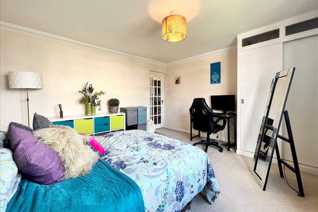 Flat for sale in Grand Lodge, Leigh On Sea