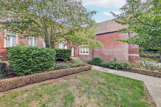 2-bed flat on The Galleries, Brentwood, £475,000
