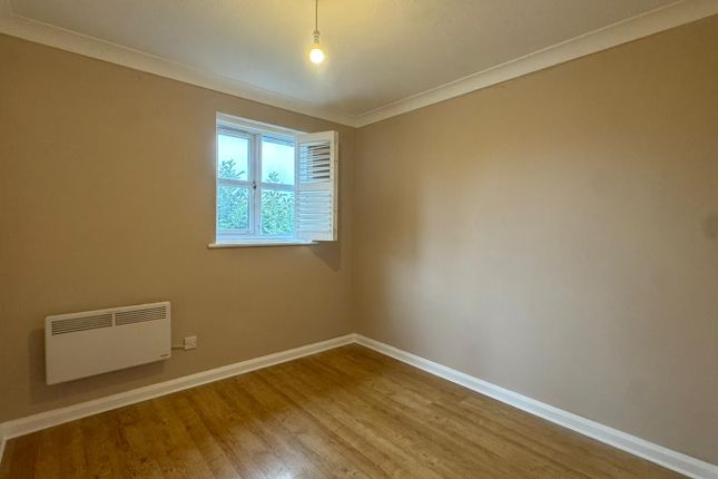37 Worcester Gardens, Slough photo 5