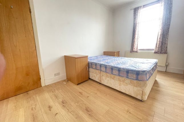 Thumbnail Flat to rent in Kingswood Road, Ilford
