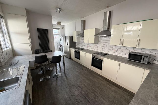 7, Ash Grove, Hull photo 2