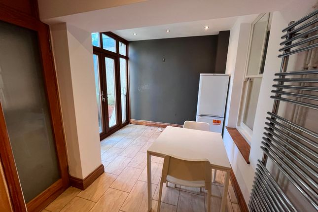 Basement Flat, 28 St Helens Road, Sandfields photo 2