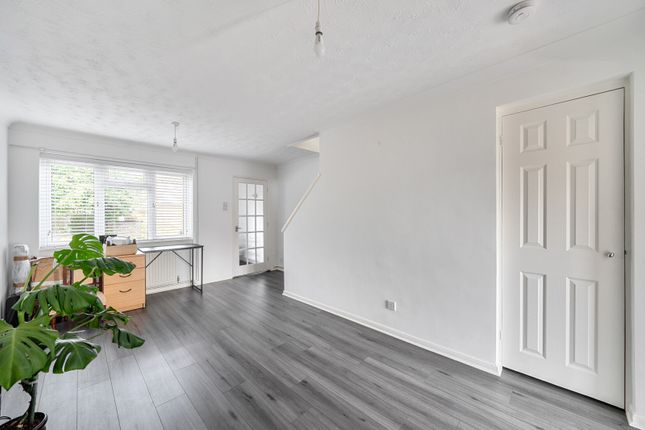 26, Waterside Way, Surrey photo 4