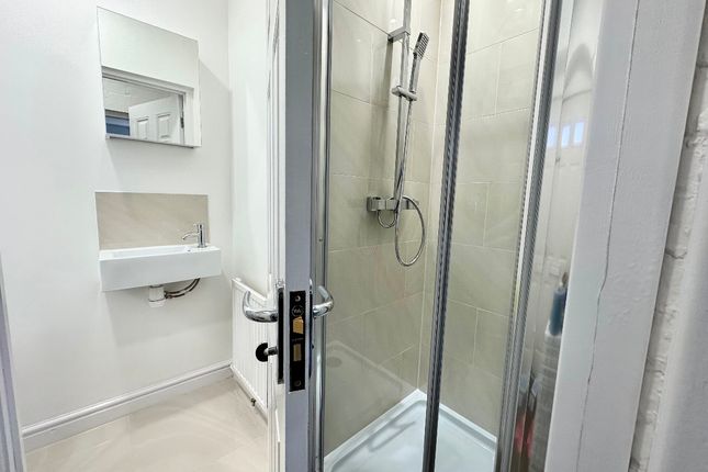 42 Leyburn Crescent, Romford photo 5