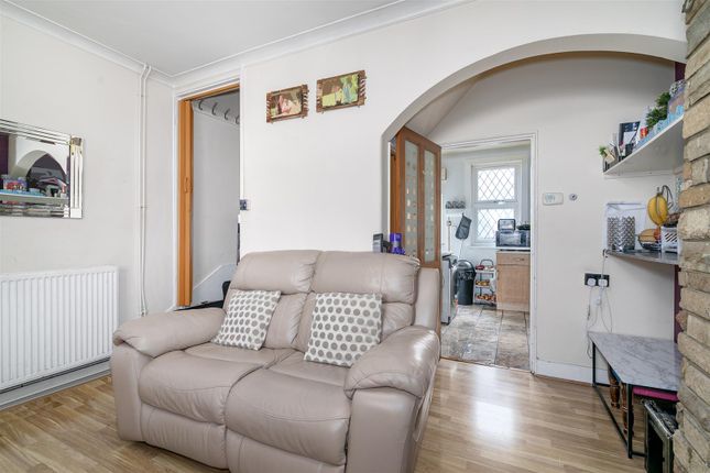 Terraced house for sale in Bedwell Road, London