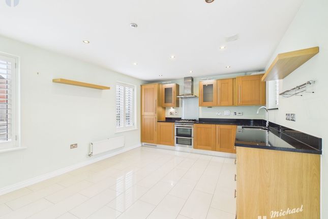 11 The Warren, Aylesbury photo 4