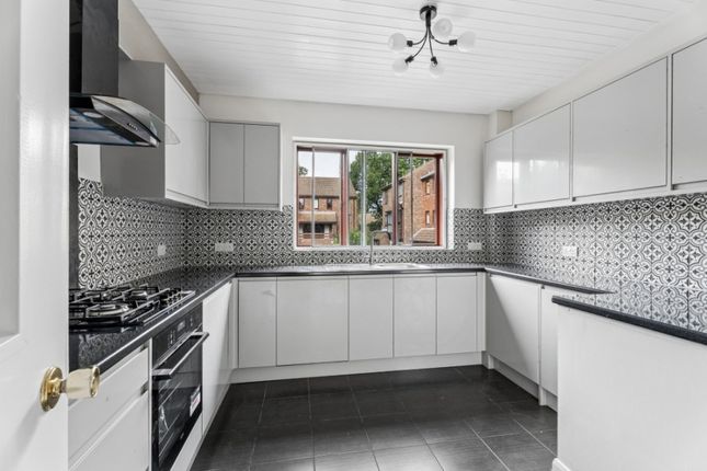 10, Ashbourne Square, Northwood photo 2