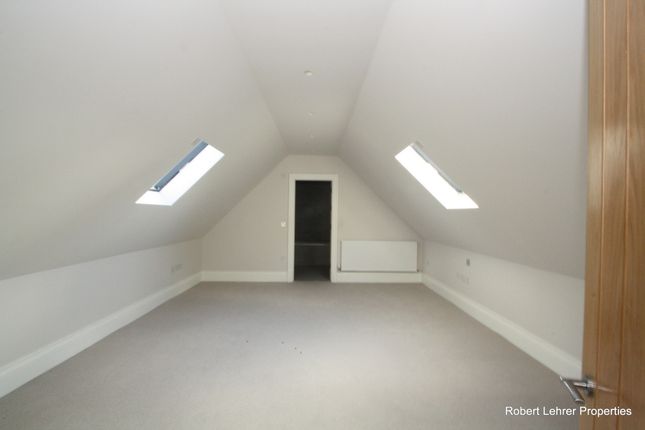 Flat to rent in Courtyard House, The Ridgeway, Mill Hill