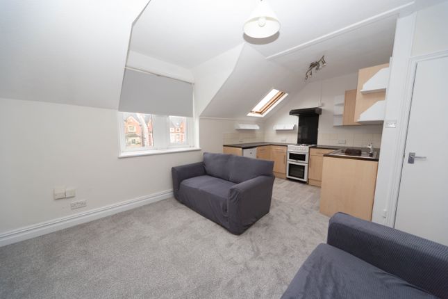 Flat to rent in Newport Road, Roath, Cardiff