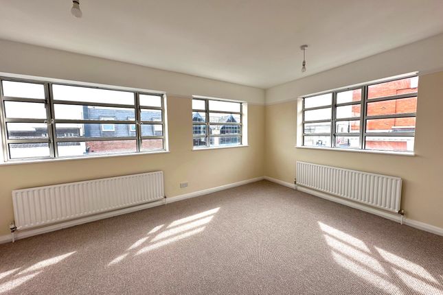 Flat to rent in High Street, Barnet