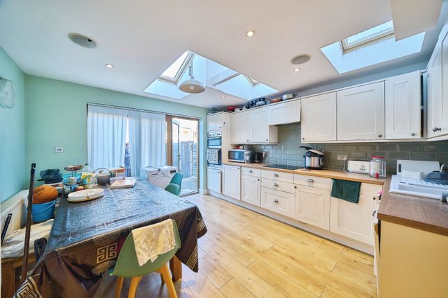 20, Harwoods Road, WATFORD photo 2