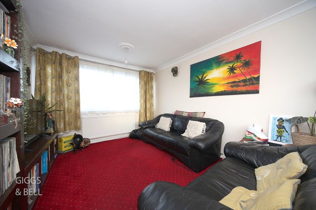 11, Thrales Close, Luton photo 2