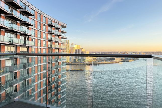 2-bed flat on New Providence Wharf, 1,Flat 1418, Fairmont Avenue, London, £450,000