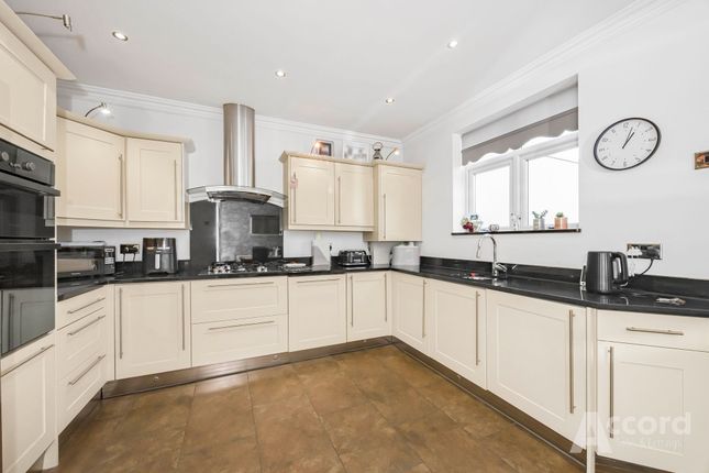 22 Heather Glen, Romford photo 2
