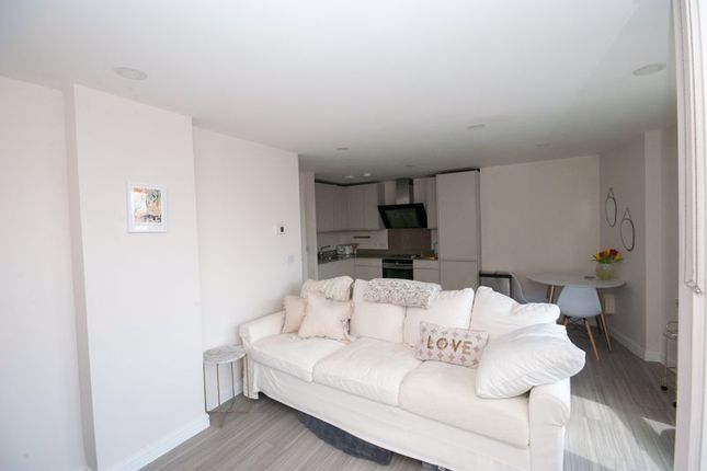 Flat for sale in Grand View, Broadway, Leigh On Sea, Essex