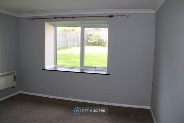 Flat, The Willows Brook Road, Redhill photo 3